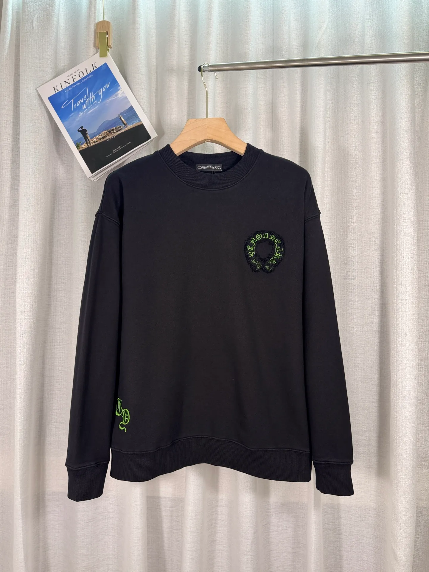 P260 top version, real shot without P, ​​different from market currency) 𝗖𝗵𝗿𝗼𝗺𝗲 𝗛𝗲𝗮𝗿𝘁𝘀/Cro Heart 2025 washed patch embroidery autumn and winter new original single counter American laser burnt 3D three-dimensional color embroidered couple casual sweatshirt 👑The highest version! Customized fabric 430g tripe terry fabric! American acid-washed and distressed original fabric laser burnt ✟appliqué embroidery and exquisite embroidery of letters! The best-selling model in the counter, very comfortable to wear. Accessories: original molded and authenticated collar label➕100% silk wash label. Genuine purchase-grade original hangtag➕matching hanging rope➕3D hanging beads➕original packaging bag. Craftsmanship: The original version has consistent wiring! The highest version of the armhole matching technique! Color: Pink Black Size: S M L XL Style No.: 9333
